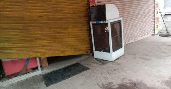 हिंगणघाट शहरात चोरट्याचा हौदास, चोरट्यांनी दुकानाचे शटरचे कुलूप तोडले; पण हाती आले फक्त ३० रुपये.