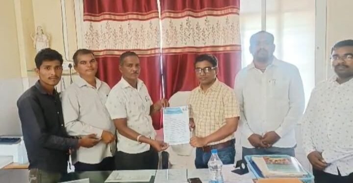 सेवक कामगार संघटनेकडून, गरोदर महिलांच्या उपचारासाठी उत्तम सुविधा मिळणेबाबत उपजिल्हा रूग्णालय कवठेमहांकाळ अधिक्षक यांना निवेदन.
