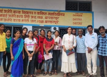 जवेरी कन्या विद्यालय बल्लारपूर दसवीं के बच्चों की टीसी दे अन्यथा आंदोलन करने का इशारा सरिता मालू ने स्कूल प्रबंधन को दिया है.