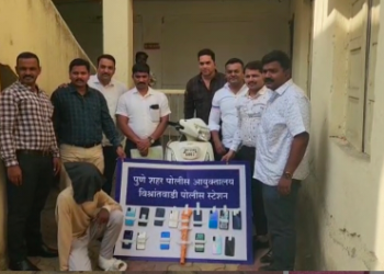 विश्रांतवाडी तपास पथकाची धडक कामगिरी सराईत गुन्हेगाराच्या आवळल्या मुसक्या ताब्यातून १४ मोबाईल, एक मोटार सायकल व लोखंडी कोयता जप्त