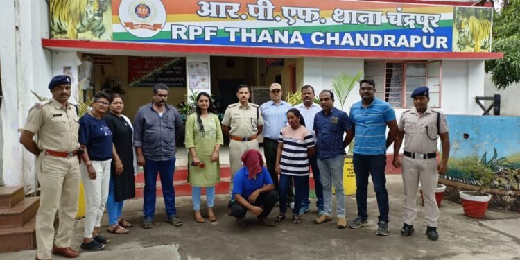 चंद्रपुर व बल्लारशाह आरपीएफ की संयुक्त कार्यवाही में सौ करोड़ की धोखधड़ी कर ट्रेन से भागता आरोपी जेरबंद.