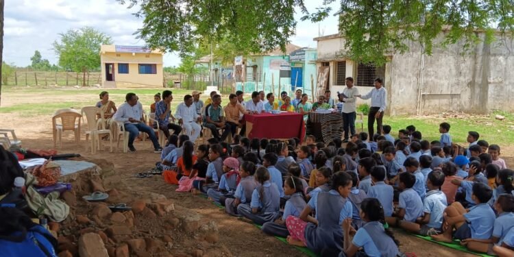 राजाराम येथे जिल्हा परिषद शाळेतील नवीन वर्ग खोलीचे अजयभाऊ कंकडलवार यांच्या शुभहस्ते उदघाटन.