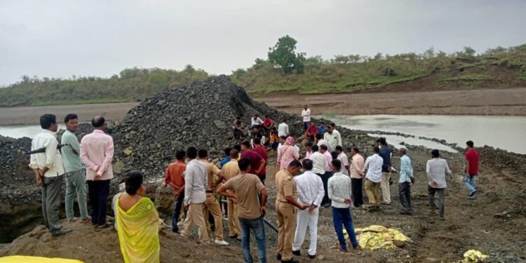 दोंदुडा वासियांनी वडनेर पाणीपुरवठा योजनेचा विहिरीचे काम थांबविलेले.