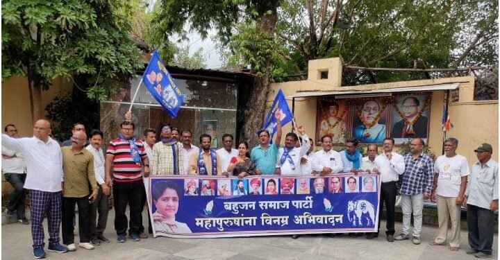 बसपा द्वारे आवळे बाबुंची जयंती साजरी, समृध्दी महामार्गावर झालेल्या अपघातातील मृतकांना आदरांजली वाहली.