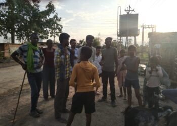 गोंडपिपरी तालुक्यात चोरबीटी उगवलीच नाही पैसे परत करा संतप्त शेतकऱ्यांची तस्कराच्या घराकडे धाव.