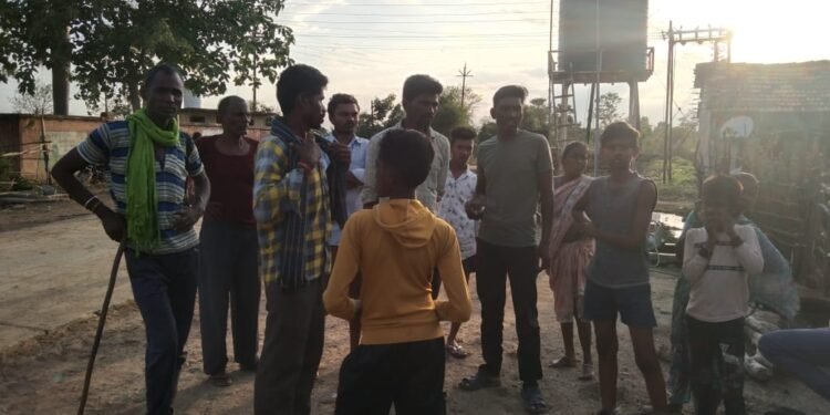 गोंडपिपरी तालुक्यात चोरबीटी उगवलीच नाही पैसे परत करा संतप्त शेतकऱ्यांची तस्कराच्या घराकडे धाव.