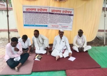 बाबुलतारा येथे पांदण रस्त्याच्या बोगस काम तसेच ग्रामपंचायतच्या जागेवरील सरपंचानी केलेल्या अतिक्रमण संदर्भात परतूर पंचायत समिती समोर आमरण उपोषण.