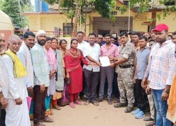 सूरजागड वाहतुकीमुळे होणाऱ्या त्रासाच्या निराकरणासाठी करण्यात येणार रस्ता रोको आंदोलन, अहेरी कृ.उ.बा.स सभापती अजय कंकडालवार यांच्या नेतृत्वात जिल्हाधिकारी यांना निवेदन.