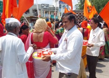 हिंगणघाट येथे नारायण सेवा मित्र परिवाराने शिवभक्तांना दिली जलसेवा.