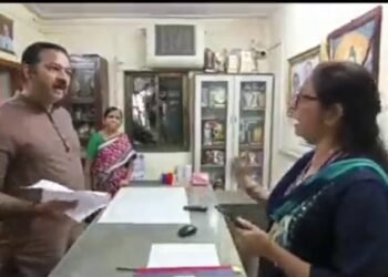 एकट्याने बोलण्याची हिंमत नाही का? चक्क मुंबईतील शाळेत उपमुख्याध्यापिकेने दिला भाजपाच्या आमदाराला दम..