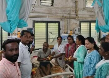 कर्मभूमीतील उपजिल्हा रुग्णालयात बिस्किट व फळांचे वाटप, माजी जि.प.अध्यक्ष अजय कंकडालवार यांच्या वाढदिवसाचा उत्साहात साजरा.