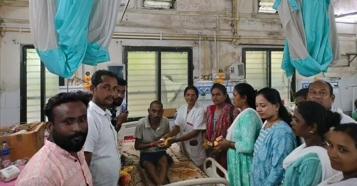 कर्मभूमीतील उपजिल्हा रुग्णालयात बिस्किट व फळांचे वाटप, माजी जि.प.अध्यक्ष अजय कंकडालवार यांच्या वाढदिवसाचा उत्साहात साजरा.