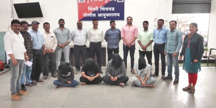 आय. टी कंपनीत नोकरीस लावण्याचे आमिष दाखवुन लाखो रुपयांची फसवणुक करणाऱ्या ०४ आरोपींना गुन्हे शाखा युनिट-४ पिंपरी चिंचवड कडुन अटक ६० ते ७० मुला-मुलींना फसवल्याचे उघड