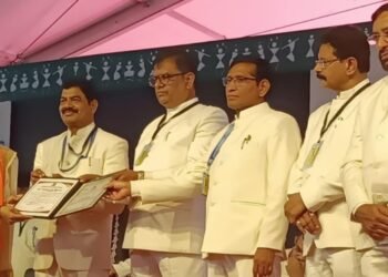 बल्लारपूर येथील रोहिणी सूरपाम वकिली परीक्षेत पहिल्या मेरिट आल्याबद्दल कुलगुरू यांच्या हस्ते गोल्ड मेडल व प्रमाणपत्र देऊन गौरव.