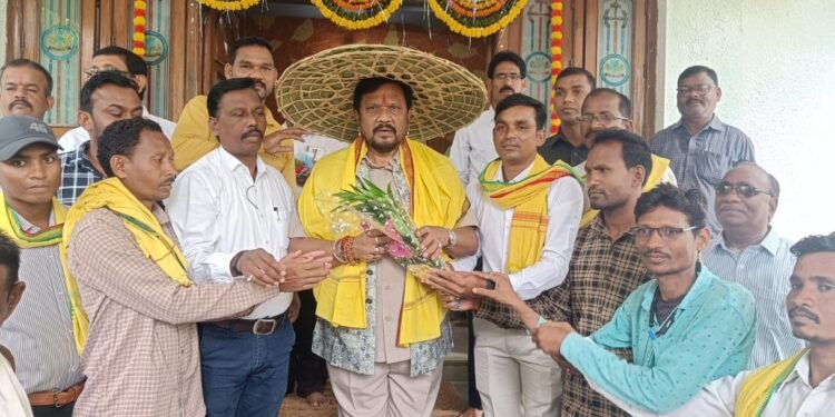 राज्याचे नव्याने कॅबिनेट मंत्री बनलेले ना. धर्मराव बाबा आत्राम यांचे आदिवासींचा पारंपरिक वस्तु देऊन भव्य स्वागत.