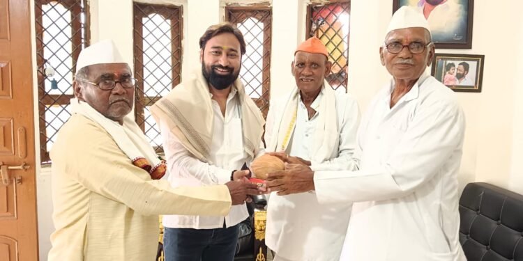 संताजी महाराज पालखी सोहळा समिती तर्फे राकॉ पार्टी प्रदेश सरचिटणीस अतुल वांदिले यांचा सत्कार.