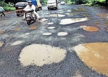 वाशिमचे नागरिक भगवान भरोसे, पंधरा दिवसांपूर्वी बनलेला रस्त्याचे डांबर निघून त्यात पडले जीवघेणे गड्डे.