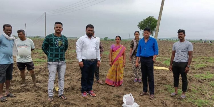 चक्क पोलीस पाटलाकडे सापडले राज्यात बंदी असलेले बियाणे: माय-लेकावर तालुका कृषी अधिकाऱ्यांची कार्यवाही.