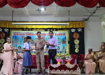 बल्लारपूर येथील दिलासग्राम कॉन्व्हेंट स्कूलच्या वतीने गुणवंत विद्यार्थ्यांचा सत्कार.