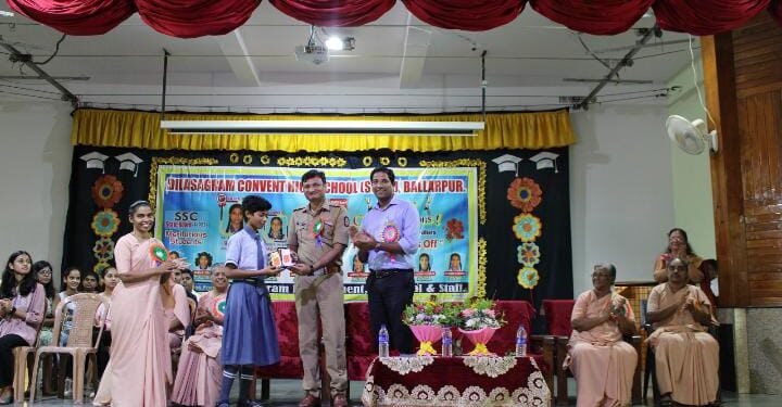 बल्लारपूर येथील दिलासग्राम कॉन्व्हेंट स्कूलच्या वतीने गुणवंत विद्यार्थ्यांचा सत्कार.