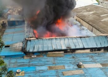 पुण्यात अग्नितांडव, कापडाच्या गोदामाला लागली भीषण आग, दूरपर्यंत दिसून येत होते धुराचे लोट.