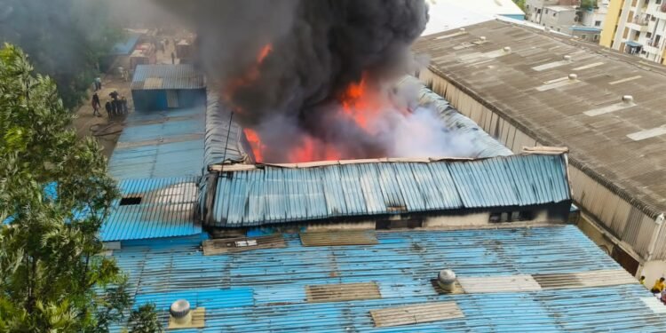 पुण्यात अग्नितांडव, कापडाच्या गोदामाला लागली भीषण आग, दूरपर्यंत दिसून येत होते धुराचे लोट.