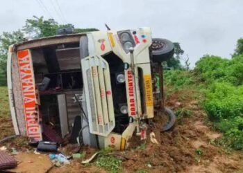 मूल – चंद्रपूर मार्गावरील एमआयडीसी परीसरात मजूर घेऊन जाणाऱ्या खाजगी ट्रॅव्हल्सला अपघात.