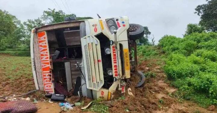 मूल – चंद्रपूर मार्गावरील एमआयडीसी परीसरात मजूर घेऊन जाणाऱ्या खाजगी ट्रॅव्हल्सला अपघात.