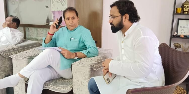 सिंदी (रेल्वे) येथील घरघुती कर (घरटॅक्स) वाढ संदर्भात माजी गृहमंत्री यांची जिल्हाधिकारी यांच्याशी चर्चा.