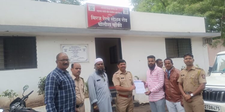 मिरज शहरामध्ये महात्मा जोतिबा फुले उद्यानाचे गेट चोरीस, प्रशासन झोपले, सेवक लोकहित मंचकडुन पोलिसात तक्रार दाखल.