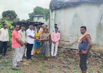 अवकाळी पावसामुळे घरावर झाड कोसळून नुकसान झालेल्या महागाव (खुर्द) येथील आलाम कुटुंबियांना आर्थिक मदत.