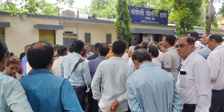 पीएसीएल ऑफिस मधिल ग्राहकांचे कागदपत्रे गहाळ करणाऱ्या कर्मचारी संजय जुनघरे ला अटक करा, पोलीस स्टेशन धंतोली येथे पीएसीएल ग्राहकांचे निदर्शन