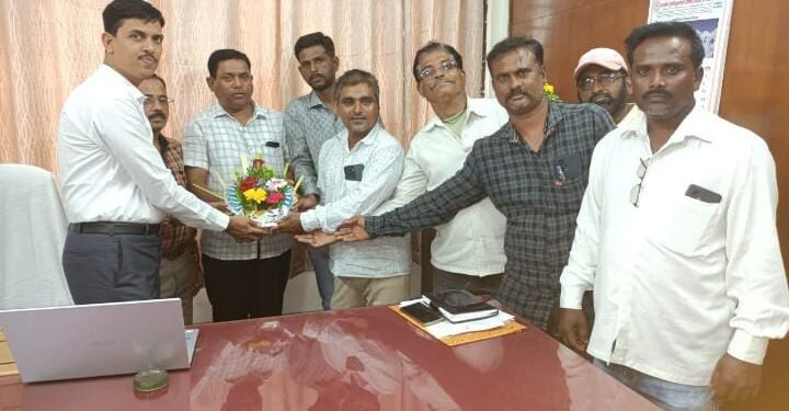 सांगली सहाय्यक कामगार आयुक्त कार्यालयातील श्रीकांत मनंतनावर यांचा, वंचित बहुजन माथाडी ट्रान्सपोर्ट व ज.का.यु शिष्टमंडळाने तर्फे नागरी सत्कार.