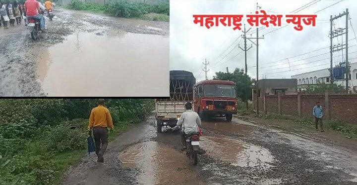 परतूर येथील तहसील कार्यालय ते कॉलेज कडे जाणाऱ्या मुख्य रस्त्यात खड्डे आहेत कि खड्यात रस्ता, जीव गेल्यावर जागणार का प्रशासन?