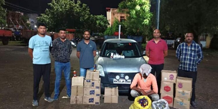 वर्धा जिल्हात अवैध दारू तस्करी, वायफड हद्दीत नाकाबंदी दरम्यान वाहनासह सात लाखांची दारु जप्त.