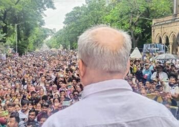 मुंबईत तुफान पावसात वंचित बहुजन आघाडीच्या महामोर्चाने राज्य सरकार नमले, लाखो कुटुंबांचा संसार वाचणार.