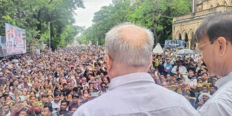 मुंबईत तुफान पावसात वंचित बहुजन आघाडीच्या महामोर्चाने राज्य सरकार नमले, लाखो कुटुंबांचा संसार वाचणार.