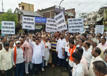 भरपावसात धडकला सिंदीच्या नगरपालिकेवर मोर्चा, एक महिन्यात घर टैक्स कमी करण्याचे मान्य: मुख्याधिकारी