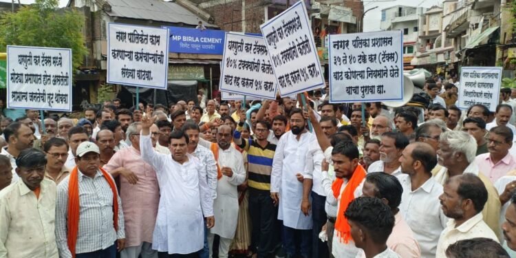 भरपावसात धडकला सिंदीच्या नगरपालिकेवर मोर्चा, एक महिन्यात घर टैक्स कमी करण्याचे मान्य: मुख्याधिकारी