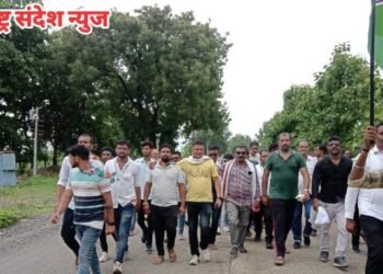 तळेगाव ते आर्वी या 12 किलोमीटर रखडलेल्या रस्त्याच्या कामाच्या निषेधार्थ माजी आमदार अमर काळे यांच्या नेतृत्वात भव्य पदयात्रा.