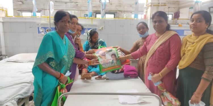 ‘भाग्यश्री शिशु’ योजने अंतर्गत अहेरी उपजिल्हा रुग्णालयात स्तनदा माता व नवजात बाळाला पोषक आहार असलेले कीट वाटप.