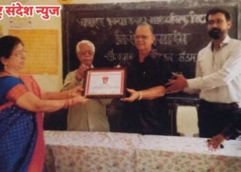 जवाहर कन्या विद्यालय सावनेर येथील सेवानिवृत्त शिक्षिका सौ. कमल खंडाईतकर यांचा सत्कार.