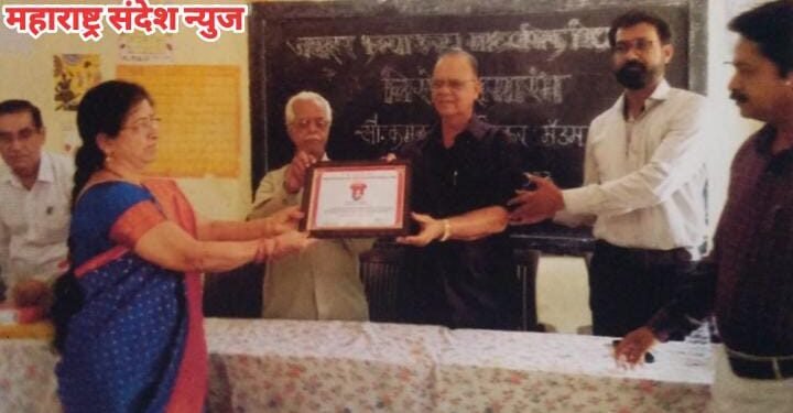 जवाहर कन्या विद्यालय सावनेर येथील सेवानिवृत्त शिक्षिका सौ. कमल खंडाईतकर यांचा सत्कार.