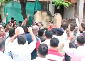 चंद्रपूर वादग्रस्त वक्तव्य करून नेहमी चर्चेत राहणारे संभाजी भिडे यांच्या बैठकित राडा. उलगुलान व आंबेडकरवादी संघटनांनी बैठक उधळून लावण्याचा प्रयत्न.