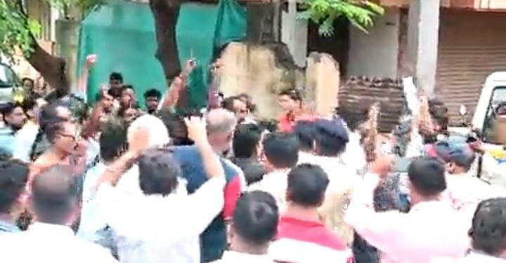 चंद्रपूर वादग्रस्त वक्तव्य करून नेहमी चर्चेत राहणारे संभाजी भिडे यांच्या बैठकित राडा. उलगुलान व आंबेडकरवादी संघटनांनी बैठक उधळून लावण्याचा प्रयत्न.