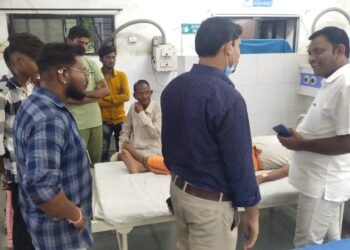 कुलरला स्पर्श झाल्याने विजेचा झटका लागल्याने आजोबा व नातू दवाखान्यात भर्ती, माजी जि.प.अध्यक्ष अजय कंकडालवार यांनी उपजिल्हा रुग्णालयात भेट.