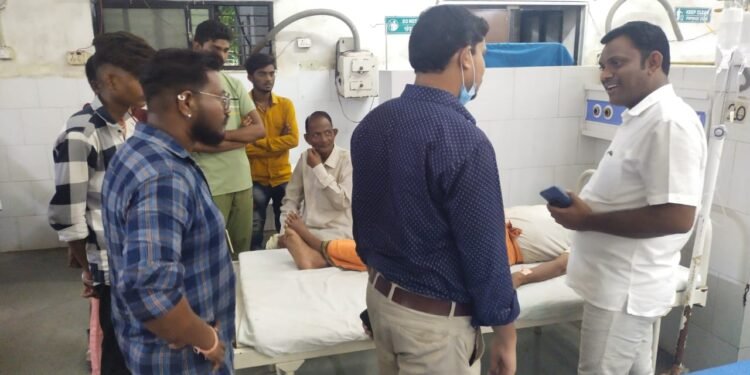 कुलरला स्पर्श झाल्याने विजेचा झटका लागल्याने आजोबा व नातू दवाखान्यात भर्ती, माजी जि.प.अध्यक्ष अजय कंकडालवार यांनी उपजिल्हा रुग्णालयात भेट.