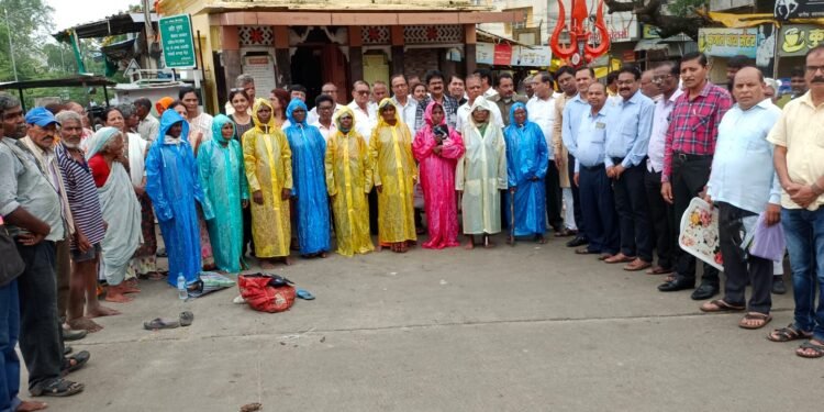 हिंगणघाट: पावसापासून बचाव करण्यासाठी निराधार व गरजूंना दिला रेनकोटचा सहारा, नारायण सेवा मित्र परिवाराचा सेवाभावी उपक्रम.