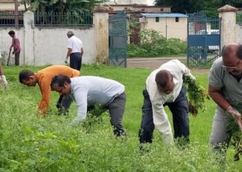 हिंगणघाट येथे गोरक्षण संस्थेत श्रमदान करून राबविले स्वच्छता अभियान.