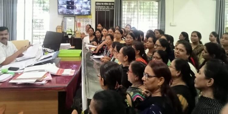 सवित्रिच्या लेकी चॅरिटेबल ट्रस्टच्या वतीने मणिपूर येथे महिलावर झालेल्या अत्याचाराचा निषेध, हिंगणघाट तहसीलदार यांना देण्यात आले निवेदन.